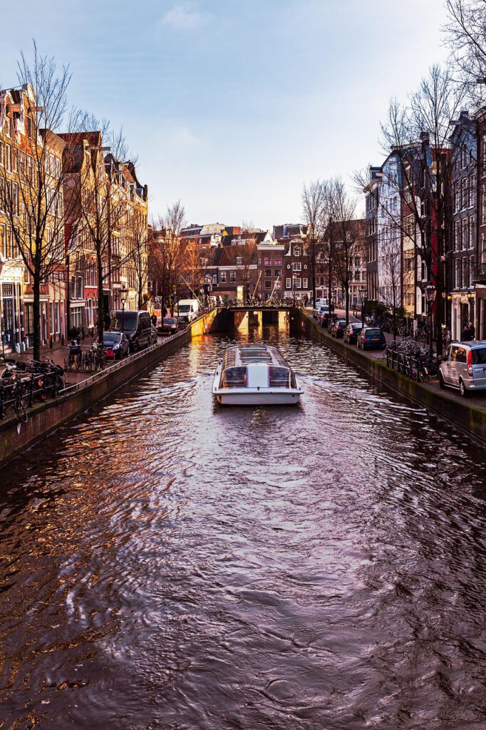 Bateau sur un canal, navigation fluviale