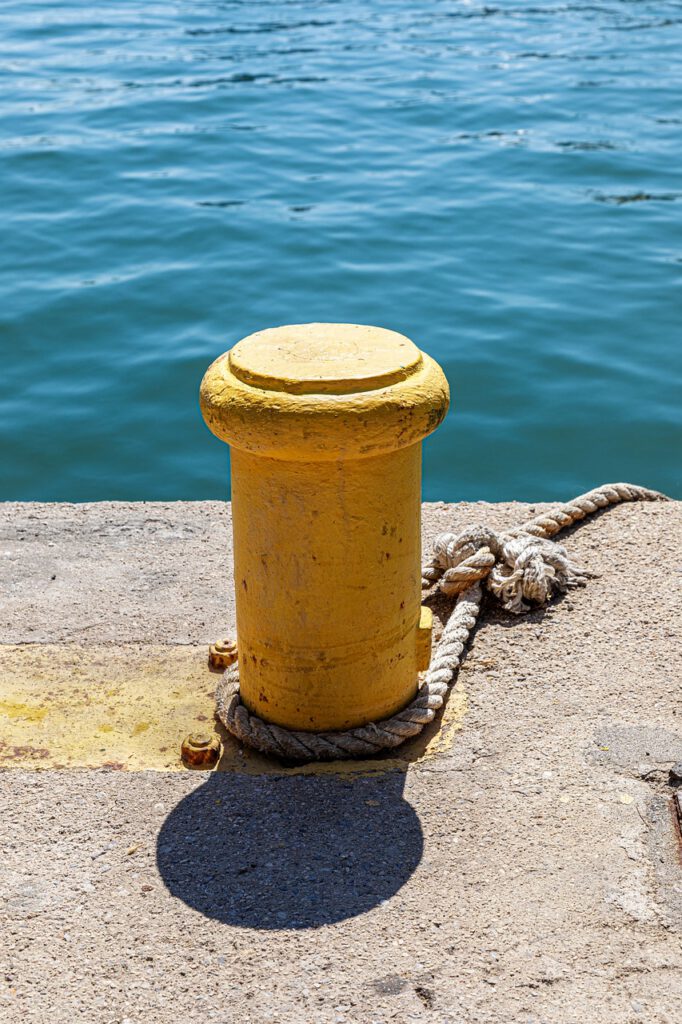 bolder, meerpaal, bollaard, water, port, boat, moor, boating, coast, sea, ocean, boats, pier, city, holiday, yellow, nature, quay, rope