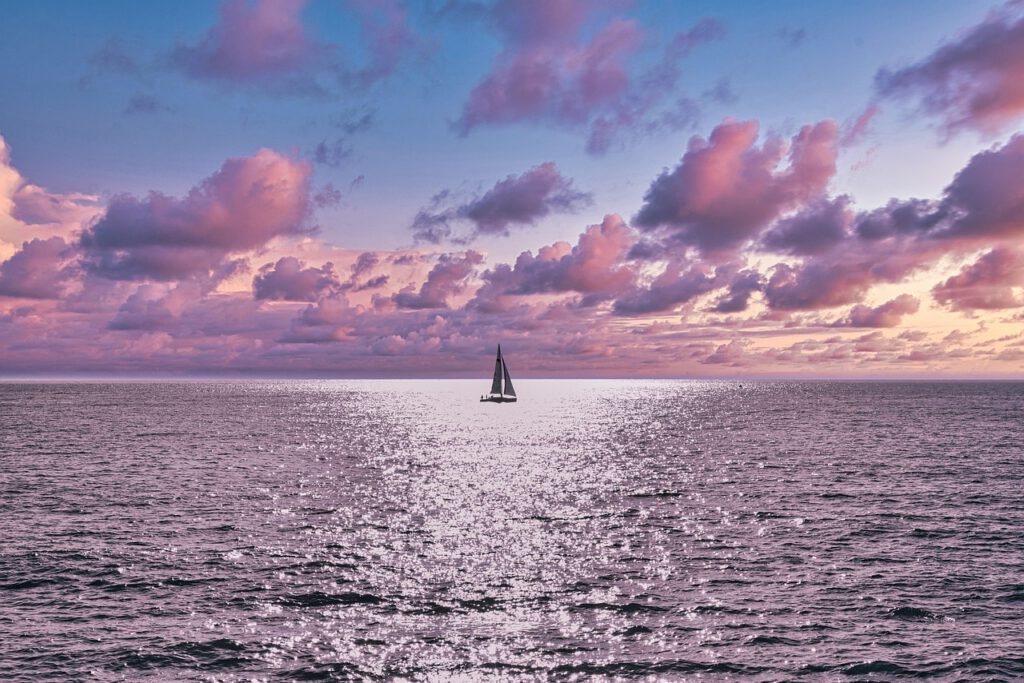 Voilier en haute mer au coucher du soleil
