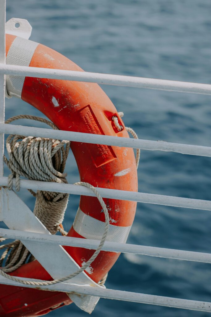Bouée de sauvetage et équipement de sécurité à bord