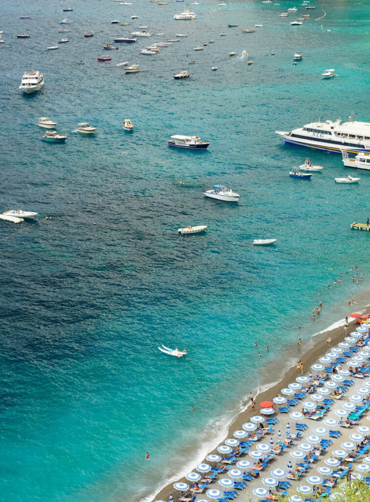 Crique aux eaux turquoise accessible en bateau
